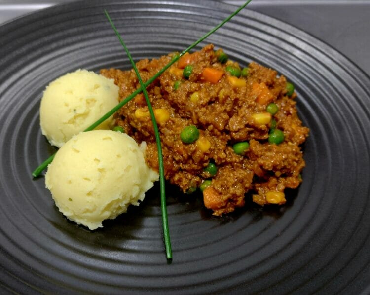 savoury-mince-potato-mash-deliona-foods